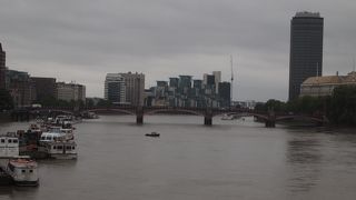 テムズ川沿いに発展した街