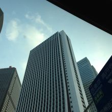 真ん中の末広がりの形のビルです！