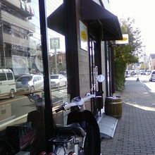 お店の入り口そばです。