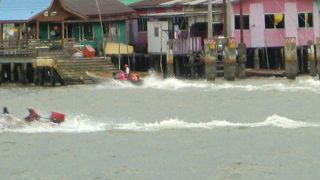 1ドルでカンポーンアイールを水上から眺める