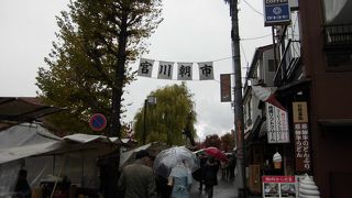 高山の宮川沿いの朝市