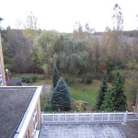 部屋の窓の外には何もない