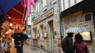 モンサンミッシェル島の入り口から修道院までの通りです。