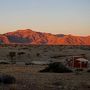 夕日とグルメの楽しめる砂漠の中のホテル
