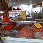 観光客で賑わう魚市場