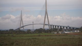 セーヌ川の河口に架かっています。