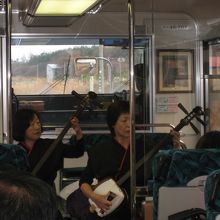 鯵ヶ沢から奏者が乗り込み、津軽三味線の演奏が始まる。