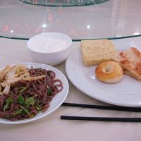 朝食バイキング。私のチョイスは少なめだが、中華・洋風混在