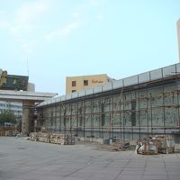 石の彫刻を貼り付けていた