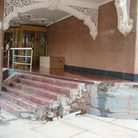 工事中のため入口階段は一部壊されていた。日本なら通行禁止