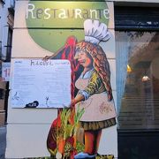 素敵なアートに囲まれたヘルシー料理のレストラン
