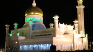 夜のライトアップが映える白亜の美しいモスク