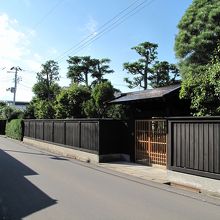 手入れされた生垣が美しい仲町の街並