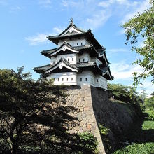 夏空の弘前城