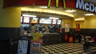 空港内のマックです