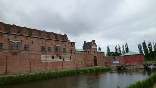 外観は城というより兵舎のイメージ