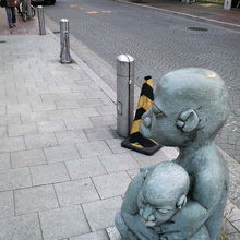 歩道上に不思議な外見の像があって、ぱっと見異様な感じも。