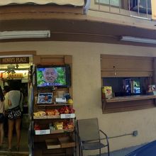 入り口は若い女性観光客で大賑わい