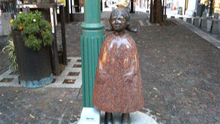 「赤い靴」の女の子が暮らしていたことを伝える麻布十番の像