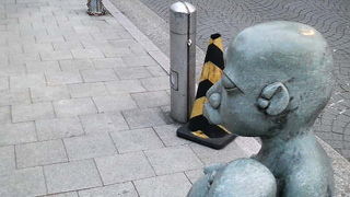 父親の子供への愛などを表現している像だそうです。