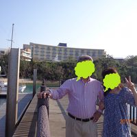 海側からホテルを見る