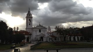 まるで美術館のような墓地。お家のような大きなお墓が並びます。