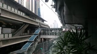 BTSとMRTが交差して、交通は非常に便利です。