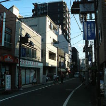 「お買い物は本町商店街へ」の垂れ幕に哀愁を感じます。