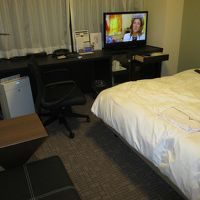 キレイで空気清浄機付き。携帯充電器あり。