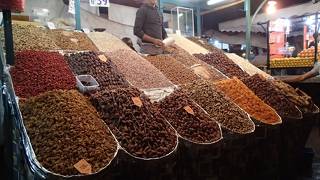 食べる買うから大道芸まで何でもあります