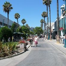 開放的なショッピングストリートです