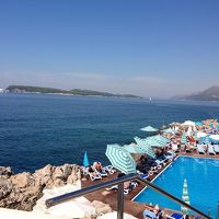 岩場の上にコンクリートを打ったビーチと塩水・真水プール