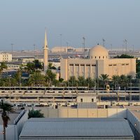 空港側の部屋からの眺望。空港とホテルの間にモスク。