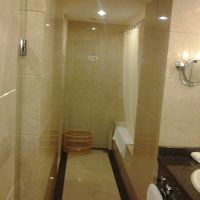 左手前からトイレ、シャワールーム。右はドレッサー、バスルーム