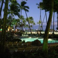 夜のブールはライトアップされて綺麗！