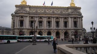 交通の要地にある教会らしくない、高くない、四角な建物