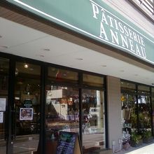 非常に大きな店構えです。