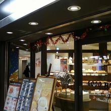 お店の入り口そばです。