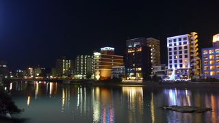 中洲のライトアップ　那珂川の水面もきれいにライトアップ