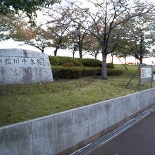 秋は赤く染まった木々が並びます。