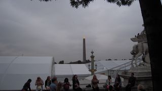 ツアーバスが通る交通の中心で、渋滞している