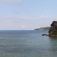 橋から少し左側の海･･･沖の方には綺麗な色が見えました。