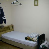 頭側に窓あり、ベッドは２台あり、その間のスペースは十分