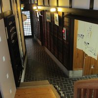 宿泊棟から玄関の方を見る