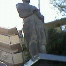 刀を携え引き締まった表情の像です。