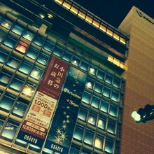 11月になるとクリスマス用のネオンが点灯します。