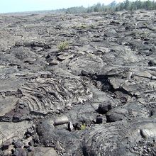 真っ黒な溶岩大地