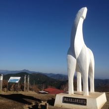 山頂にある馬のモニュメント