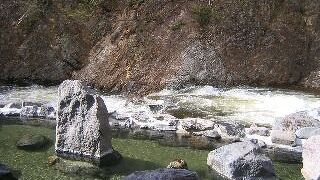 最上川源流を見ながら入れる温泉があります。