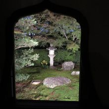 つりがね型の窓